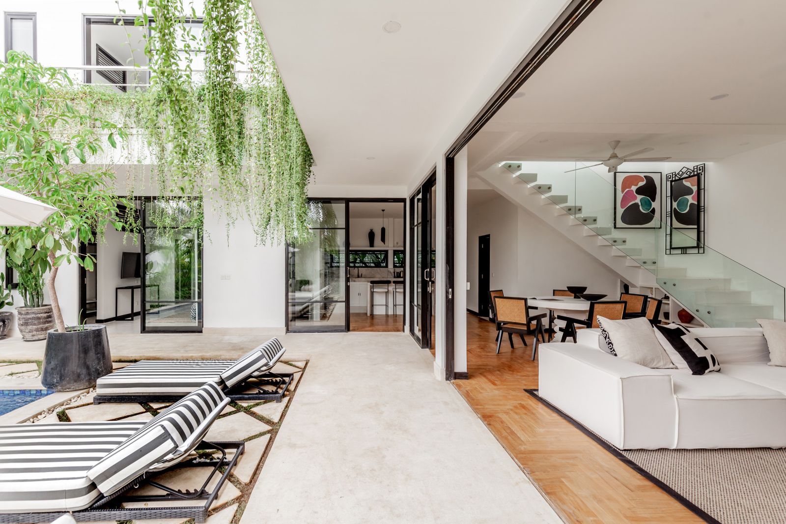 STUNNING CONTEMPORARY VILLA